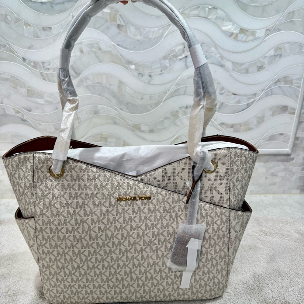 NWT Michael Kors Cream Shoulder Bag with Monogram Design - Picture 2 of 6